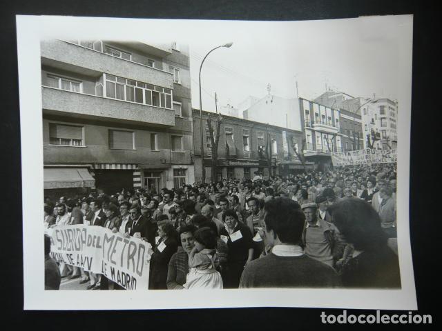 Alte Fotografie: MADRID AVD. ALBUFERA MANIFESTACION CONTA SUBIDA PRECIO METRO ANTIGUA FOTOGRAFIA ORIGINAL 24 X 18 CM