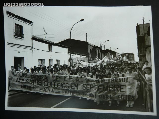 Fotografia antica: FUENLABRADA MADRID MANIFESTACION PARA MAS COLEGIOS ANTIGUA FOTOGRAFIA ORIGINAL 13 X 18 CM