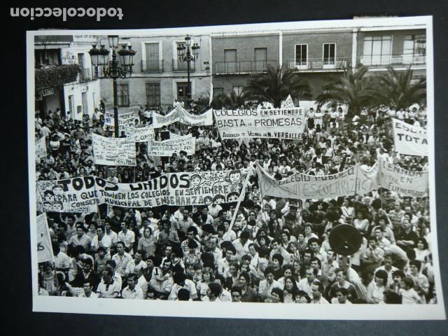 Fotografia antiga: FUENLABRADA MADRID MANIFESTACION POR NUEVOS COLEGIOS ANTIGUA FOTOGRAFIA ORIGINAL 13 X 18 CM