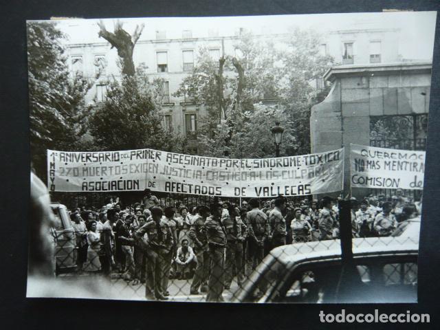 Alte Fotografie: MADRID MANIFESTACION AFECTADOS COLZA ANTIGUA FOTOGRAFIA ORIGINAL 13 X 18 CM