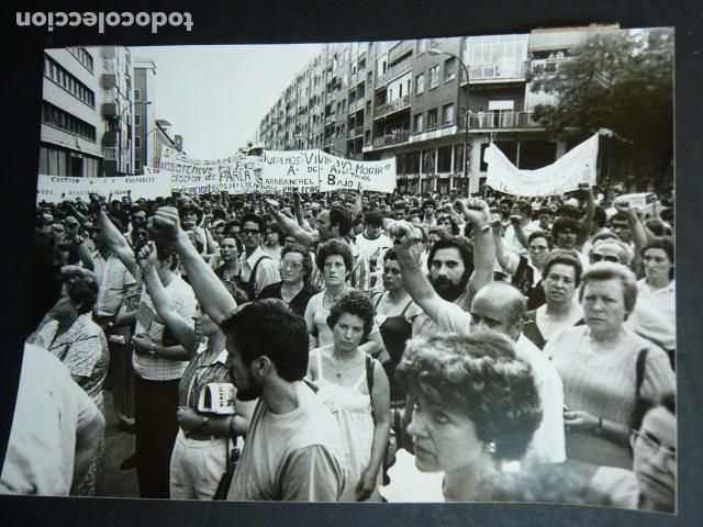 Alte Fotografie: MADRID MANIFESTACION AFECTADOS COLZA ANTIGUA FOTOGRAFIA ORIGINAL 13 X 18 CM