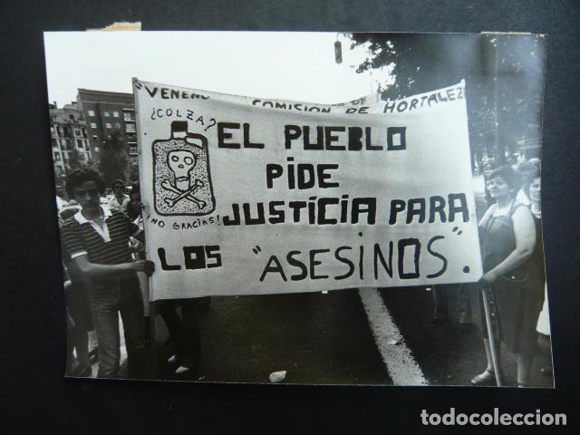 Fotograf&iacute;a antigua: MADRID MANIFESTACION AFECTADOS COLZA ANTIGUA FOTOGRAFIA ORIGINAL 13 X 18 CM