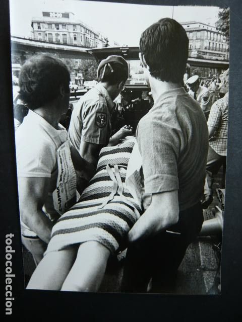 Alte Fotografie: MADRID MANIFESTACION AFECTADOS COLZA ANTIGUA FOTOGRAFIA ORIGINAL 13 X 18 CM