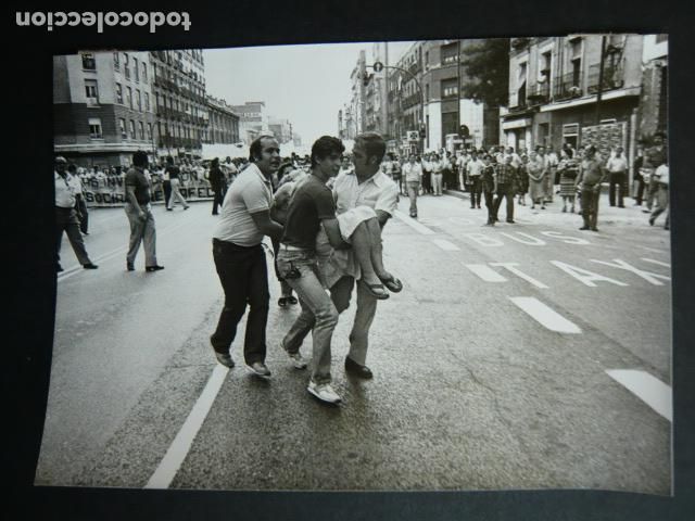 Fotograf&iacute;a antigua: MADRID MANIFESTACION AFECTADOS COLZA ANTIGUA FOTOGRAFIA ORIGINAL 13 X 18 CM