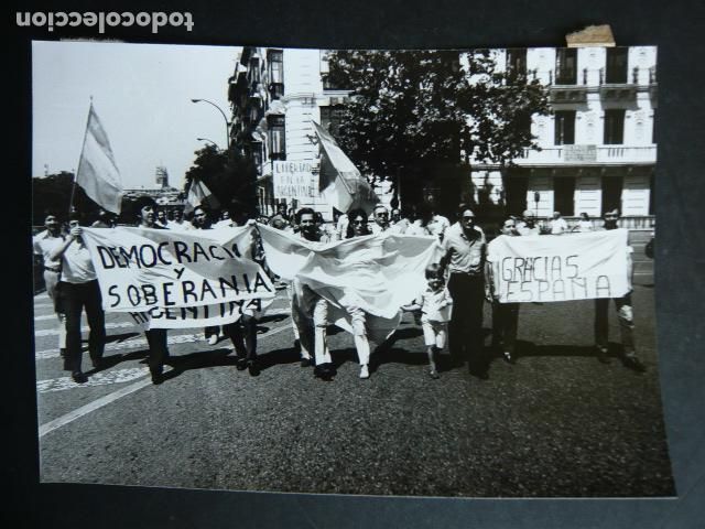 Fotografia antiga: MADRID MANIFESTACION A FAVOR DE LAS ISLAS MALVINAS ANTIGUA FOTOGRAFIA ORIGINAL 13 X 18 CM