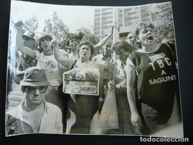 Fotografia antiga: MADRID MANIFESTACION VECINOS DE SAGUNTO VALENCIA ANTIGUA FOTOGRAFIA ORIGINAL 24 X 18 CM