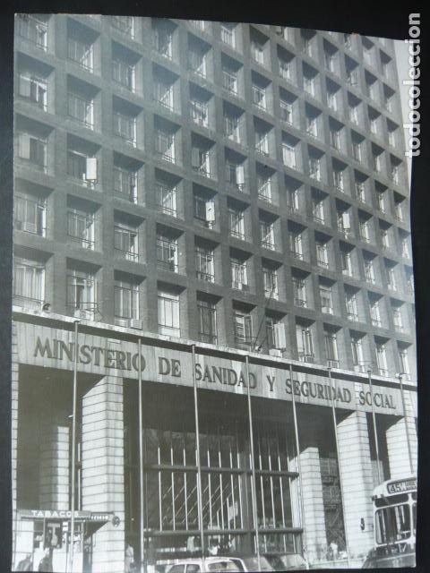 Fotografia antiga: MADRID MINISTERIO DE SANIDAD Y SEGURIDAD SOCIAL ANTIGUA FOTOGRAFIA ORIGINAL 18 X 24 CM