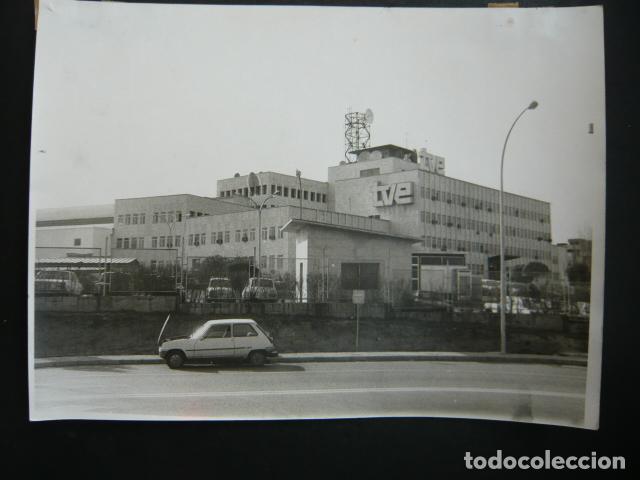 Fotografia antiga: MADRID EDIFICIO TVE PRADO DEL REY ANTIGUA FOTOGRAFIA ORIGINAL 18 X 24 CM