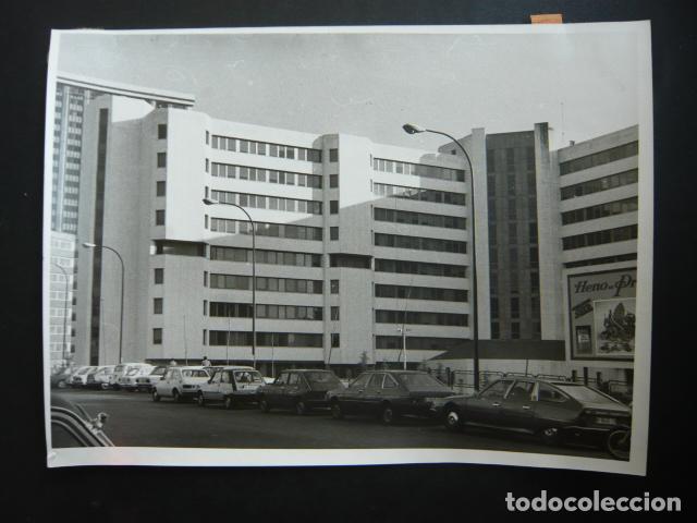 Fotografia antiga: MADRID EDIFICIO JUZGADOS PLAZA CASTILLA ANTIGUA FOTOGRAFIA ORIGINAL 18 X 24 CM