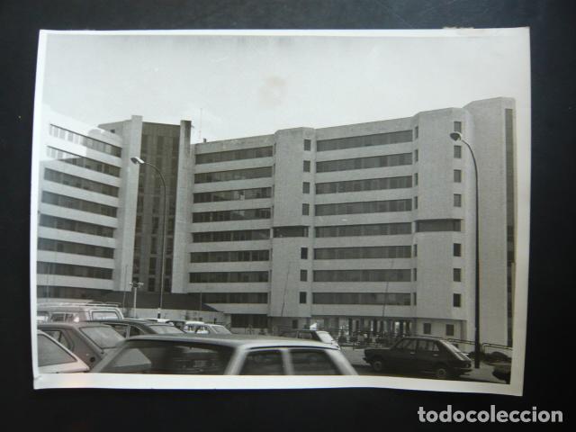 Alte Fotografie: MADRID EDIFICIO JUZGADOS PLAZA CASTILLA ANTIGUA FOTOGRAFIA ORIGINAL 18 X 24 CM