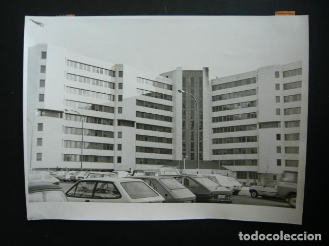 Fotografia antiga: MADRID EDIFICIO JUZGADOS PLAZA CASTILLA ANTIGUA FOTOGRAFIA ORIGINAL 18 X 24 CM