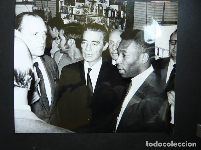 Fotografia antica: PELE FUTBOLISTA EN MADRID ANTIGUA FOTOGRAFIA ORIGINAL 16 X 19 CM