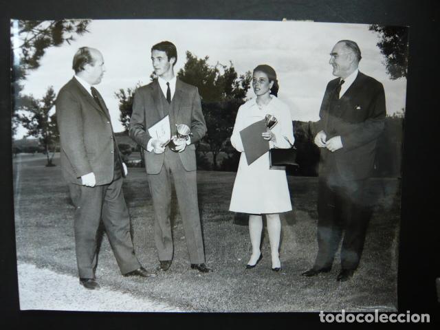 Fotografia antica: COPA SUIZA DE GOLF VENCEDORES FERNANDO OLASCOAGA ANTIGUA FOTOGRAFIA ORIGINAL 18 X 24 CM