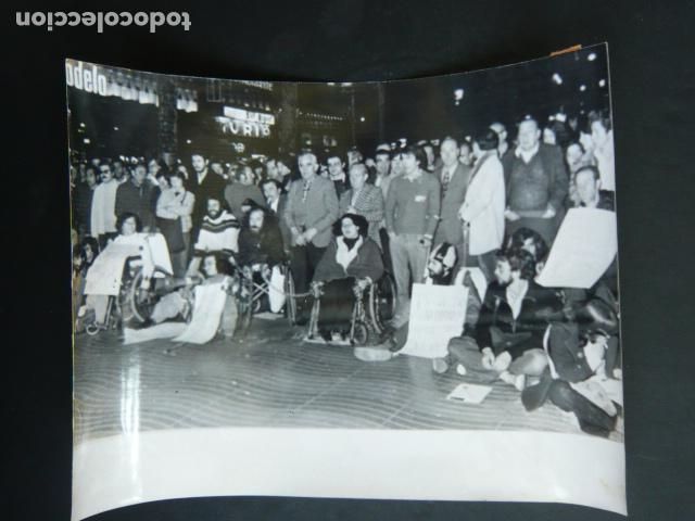 Fotograf&iacute;a antigua: BARCELONA MANIFESTACION MINUSVALIDOS FOTOGRAFIA 18 X 24 CM