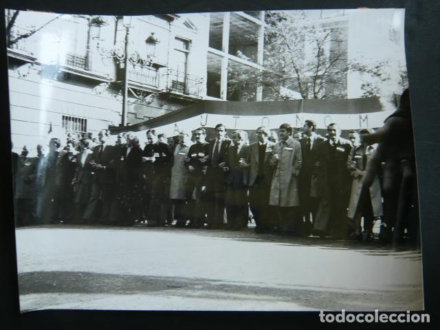 Fotograf&iacute;a antigua: SEVILLA MANIFESTACION DEL DIA DE ANDALUCIA ANTIGUA FOTOGRAFIA ORIGINAL 18 X 24 CM