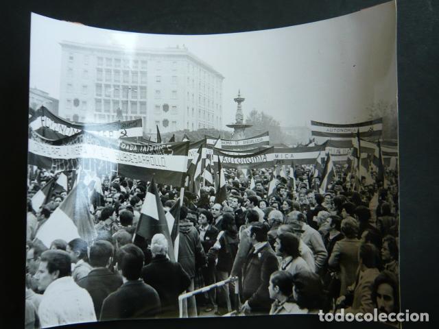Fotograf&iacute;a antigua: SEVILLA MANIFESTACION DEL DIA DE ANDALUCIA ANTIGUA FOTOGRAFIA ORIGINAL 18 X 24 CM