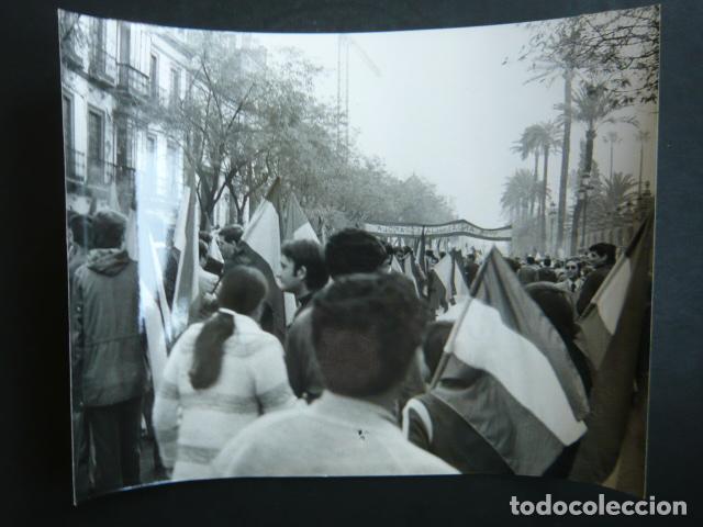 Fotograf&iacute;a antigua: SEVILLA MANIFESTACION DEL DIA DE ANDALUCIA ANTIGUA FOTOGRAFIA ORIGINAL 18 X 24 CM