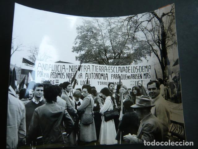 Fotografia antiga: SEVILLA MANIFESTACION DEL DIA DE ANDALUCIA ANTIGUA FOTOGRAFIA ORIGINAL 18 X 24 CM
