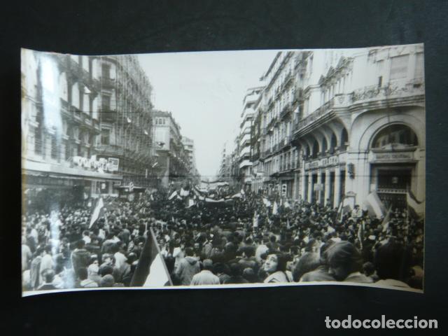 Fotograf&iacute;a antigua: GRANADA MANIFESTACION DEL DIA DE ANDALUCIA ANTIGUA FOTOGRAFIA ORIGINAL 14 X 24 CM