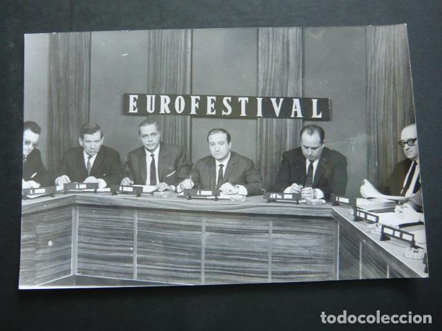 Fotograf&iacute;a antigua: FESTIVAL DE EUROVISION 1965 JURADO DE ESPA&Ntilde;A ANTIGUA FOTOGRAFIA ORIGINAL 18 X 13 CM