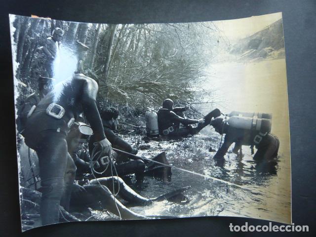 Fotografia antica: ALCALA DE HENARES MADRID BUZOS DE RESCATE ANTIGUA FOTOGRAFIA ORIGINAL 24 X 18 CM