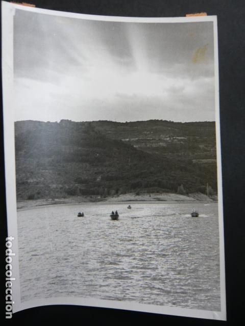 Fotografia antiga: PANTANO DE ENTREPE&Ntilde;AS GUADALAJARA HUNDIMIENTO DE BARCAZA ANTIGUA FOTOGRAFIA ORIGINAL 13 X 18 CM