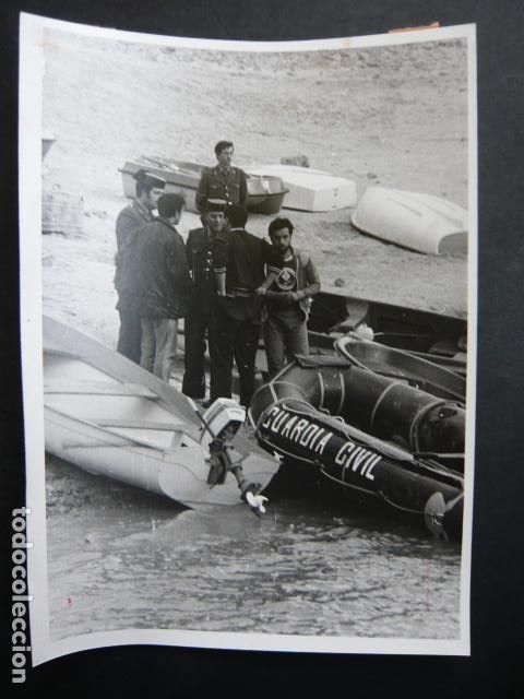 Fotograf&iacute;a antigua: PANTANO DE ENTREPE&Ntilde;AS GUADALAJARA HUNDIMIENTO DE BARCAZA GUARDIA CIVIL ANTIGUA FOTOGRAFIA 13 X 18 CM