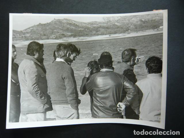 Fotografia antiga: PANTANO DE ENTREPE&Ntilde;AS GUADALAJARA HUNDIMIENTO DE BARCAZA ANTIGUA FOTOGRAFIA 13 X 18 CM
