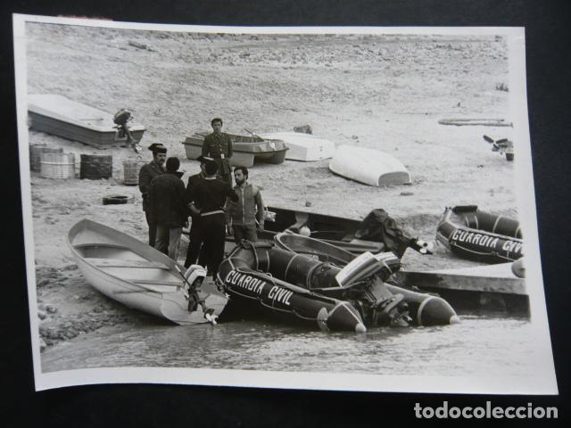 Fotograf&iacute;a antigua: PANTANO DE ENTREPE&Ntilde;AS GUADALAJARA HUNDIMIENTO DE BARCAZA ANTIGUA FOTOGRAFIA 13 X 18 CM