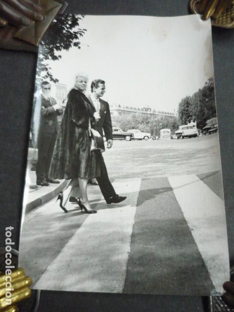 Alte Fotografie: MADRID ACTRIZ DIANA DORS CON EL CANTANTE ALFREDO KRAUS ANTIGUA FOTOGRAFIA 12 X 18 CM