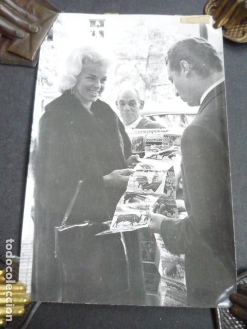 Photographie ancienne: MADRID ACTRIZ DIANA DORS CON EL CANTANTE ALFREDO KRAUS ANTIGUA FOTOGRAFIA 12 X 18 CM