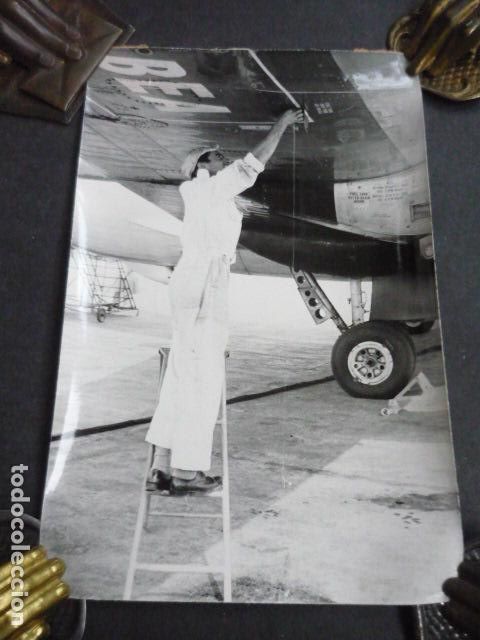Alte Fotografie: MADRID AEROPUERTO DE BARAJAS REVISION DE AVION ANTES DE DESPEGAR ANTIGUA FOTOGRAFIA 13 X 18 CM