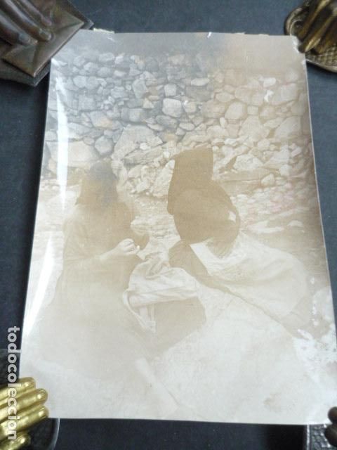 Fotografia antiga: CERVERA DE BUITRAGO MADRID MUJERES (UNA CON 6 DEDOS) ANTIGUA FOTOGRAFIA 13 X 18 CM