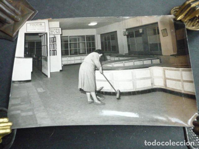 Alte Fotografie: MADRID AEROPUERTO DE BARAJAS CINTAS TRANSPORTADORAS ANTIGUA FOTOGRAFIA 13 X 18 CM