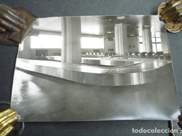 Fotografia antiga: MADRID AEROPUERTO DE BARAJAS CINTAS TRANSPORTADORAS ANTIGUA FOTOGRAFIA 13 X 18 CM