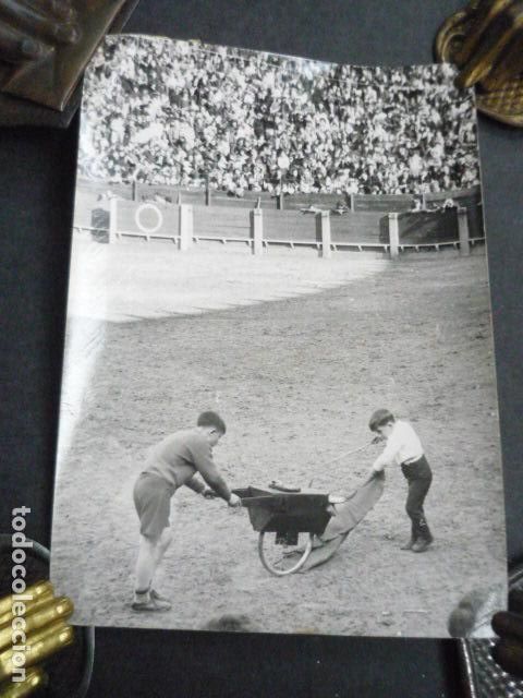Alte Fotografie: ALMENDRALEJO BADAJOZ NI&Ntilde;O TOREANDO ESCUELA TAUROMAQUIA ANTIGUA FOTOGRAFIA 10,5 X 15 CM