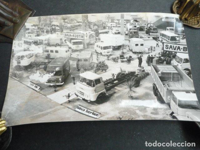 Alte Fotografie: BARCELONA XXXV FERIA DE MUESTRAS STAND FURGONETAS SAVA AUSTIN ANTIGUA FOTOGRAFIA 12 X 18 CM