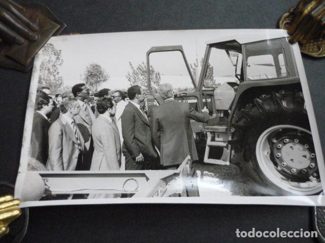 Fotografia antica: BARCELONA VISITA DEL PRESIDENTE DE SUDAN A MOTOR IBERICA ANTIGUA FOTOGRAFIA 13 X 18 CM