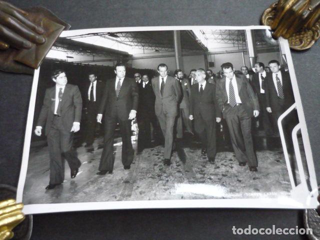 Alte Fotografie: MANZANARES CIUDAD REAL INAUGURACION REY JUAN CARLOS FABRICA TUDOR ANTIGUA FOTOGRAFIA 13 X 18 CM