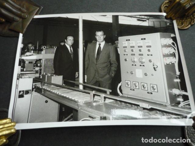 Alte Fotografie: MANZANARES CIUDAD REAL INAUGURACION REY JUAN CARLOS FABRICA TUDOR ANTIGUA FOTOGRAFIA 13 X 18 CM