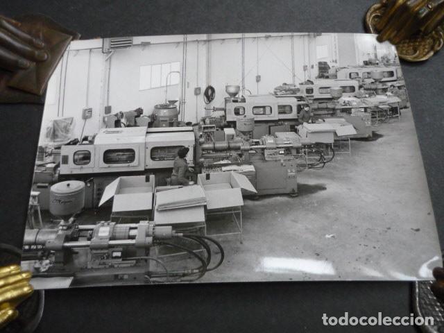 Fotograf&iacute;a antigua: MARTOS JAEN FABRICA DE FAROS PARA AUTOMOVILES PASA CIBIE ANTIGUA FOTOGRAFIA 13 X 18 CM
