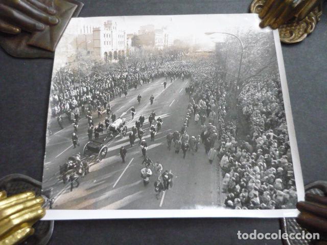 Alte Fotografie: MADRID CORTEJO FUNEBRE CARRERO BLANCO ANTIGUA FOTOGRAFIA 13 X 13 CM