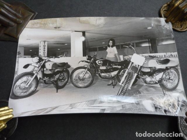Fotograf&iacute;a antigua: BARCELONA XXXV FERIA DE MUESTRAS STAND DE MOTOCICLETA OSSA ANTIGUA FOTOGRAFIA 13 X 18 CM