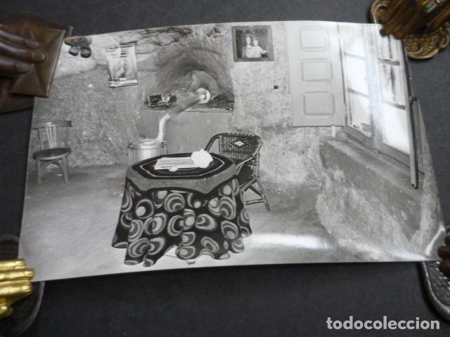Alte Fotografie: ALCOLEA DEL PINAR GUADALAJARA VIVIENDA CONSTRUIDA EN ROCA ANTIGUA FOTOGRAFIA 13 X 18 CM