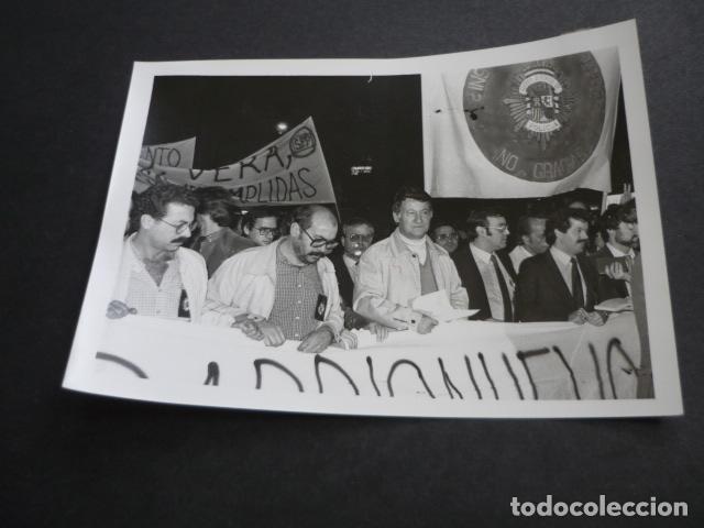 Antique Photography: MADRID MANIFESTACION DE POLICIAS EN LA PUERTA DEL SOL ANTIGUA FOTOGRAFIA 18 X 13 CM