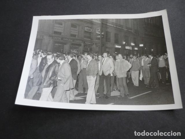 Fotografia antiga: MADRID MANIFESTACION DE POLICIAS EN LA PUERTA DEL SOL ANTIGUA FOTOGRAFIA 18 X 13 CM