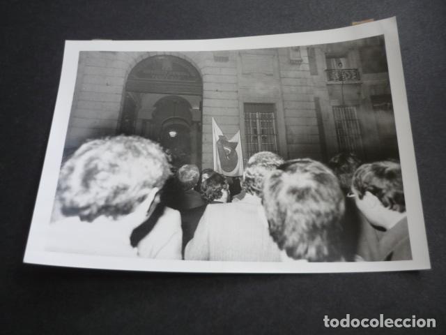 Alte Fotografie: MADRID MANIFESTACION DE POLICIAS EN LA PUERTA DEL SOL ANTIGUA FOTOGRAFIA 18 X 13 CM