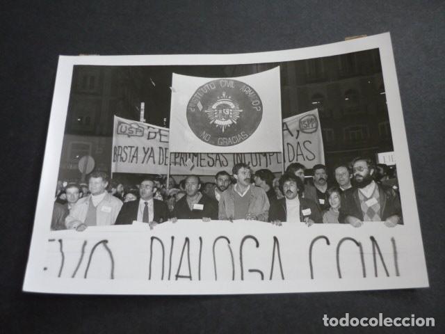 Alte Fotografie: MADRID MANIFESTACION DE POLICIAS EN LA PUERTA DEL SOL ANTIGUA FOTOGRAFIA 18 X 13 CM