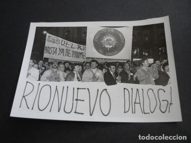 Alte Fotografie: MADRID MANIFESTACION DE POLICIAS EN LA PUERTA DEL SOL ANTIGUA FOTOGRAFIA 18 X 13 CM