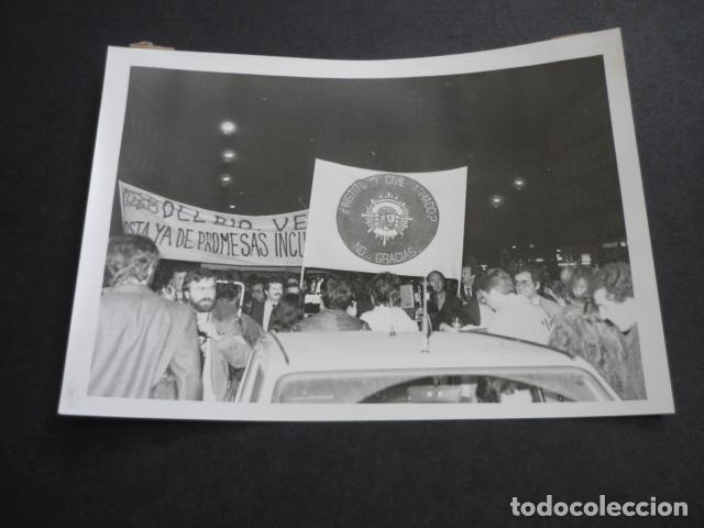 Fotograf&iacute;a antigua: MADRID MANIFESTACION DE POLICIAS EN LA PUERTA DEL SOL ANTIGUA FOTOGRAFIA 18 X 13 CM